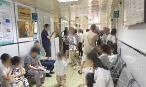 天水家长讲述血铅异常幼儿治疗过程：每天输液6个多小时，在空调房都满头大汗